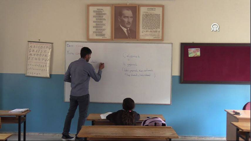 Bu okulda 3 yıldır tek bir öğrenci var. 9 yaşındaki Hasret artık sınıf arkadaşı istiyor - Resim: 3